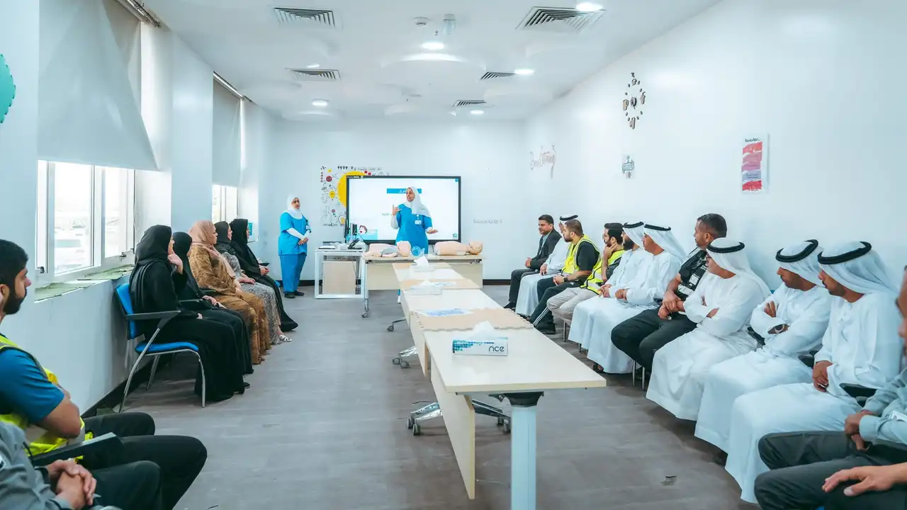 برنامج إسعافات أولية لموظفي كهرباء الشارقة في كلباء لتعزيز السلامة العامة